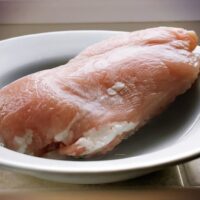 Frozen,Chicken,Breasts,Left,To,Defrost,In,A,Bowl