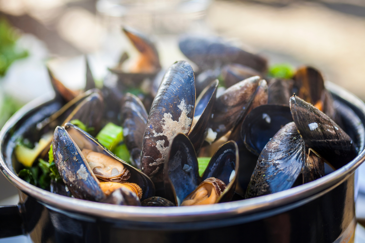 How Do You Eat Mussels? (The Right Way) - The Rusty Spoon