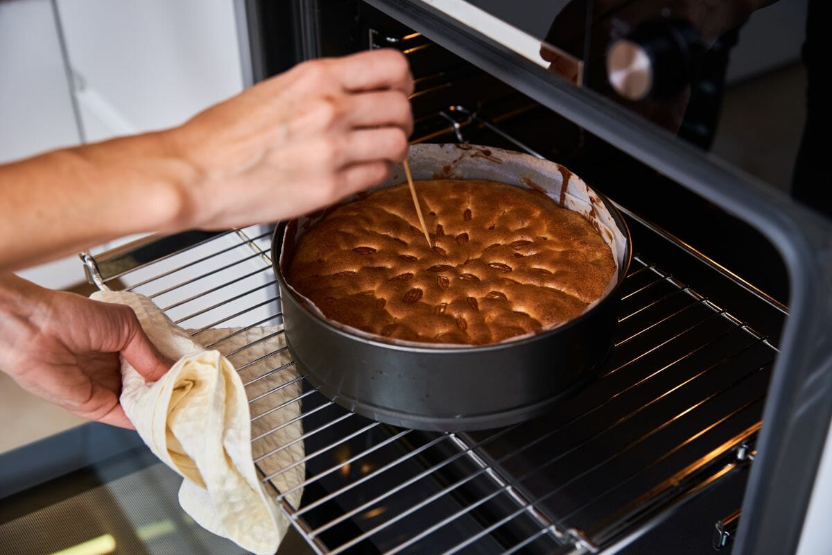 What Is The Best Cooling Time Before Frosting Cakes?
