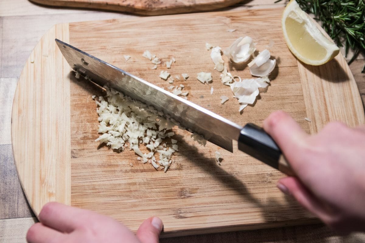 What Is The Difference Between Minced And Chopped Garlic?