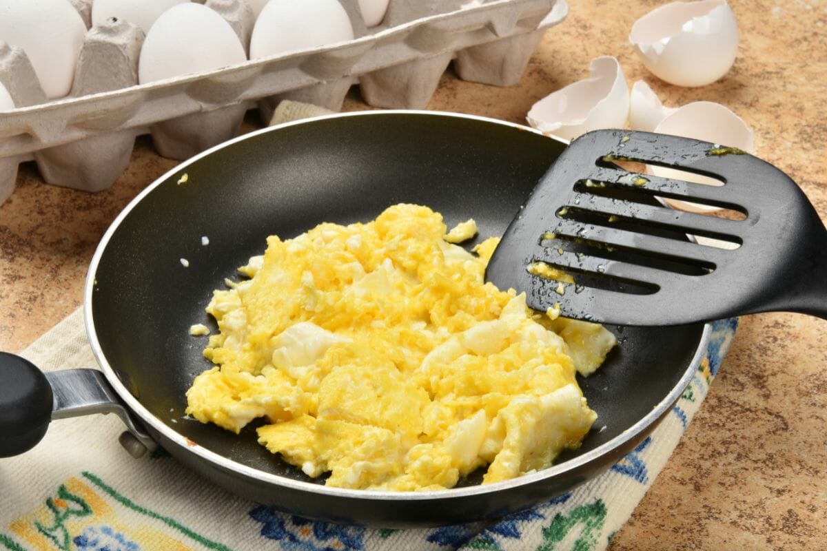 How To Reheat Scrambled Eggs – The 4 Best Ways